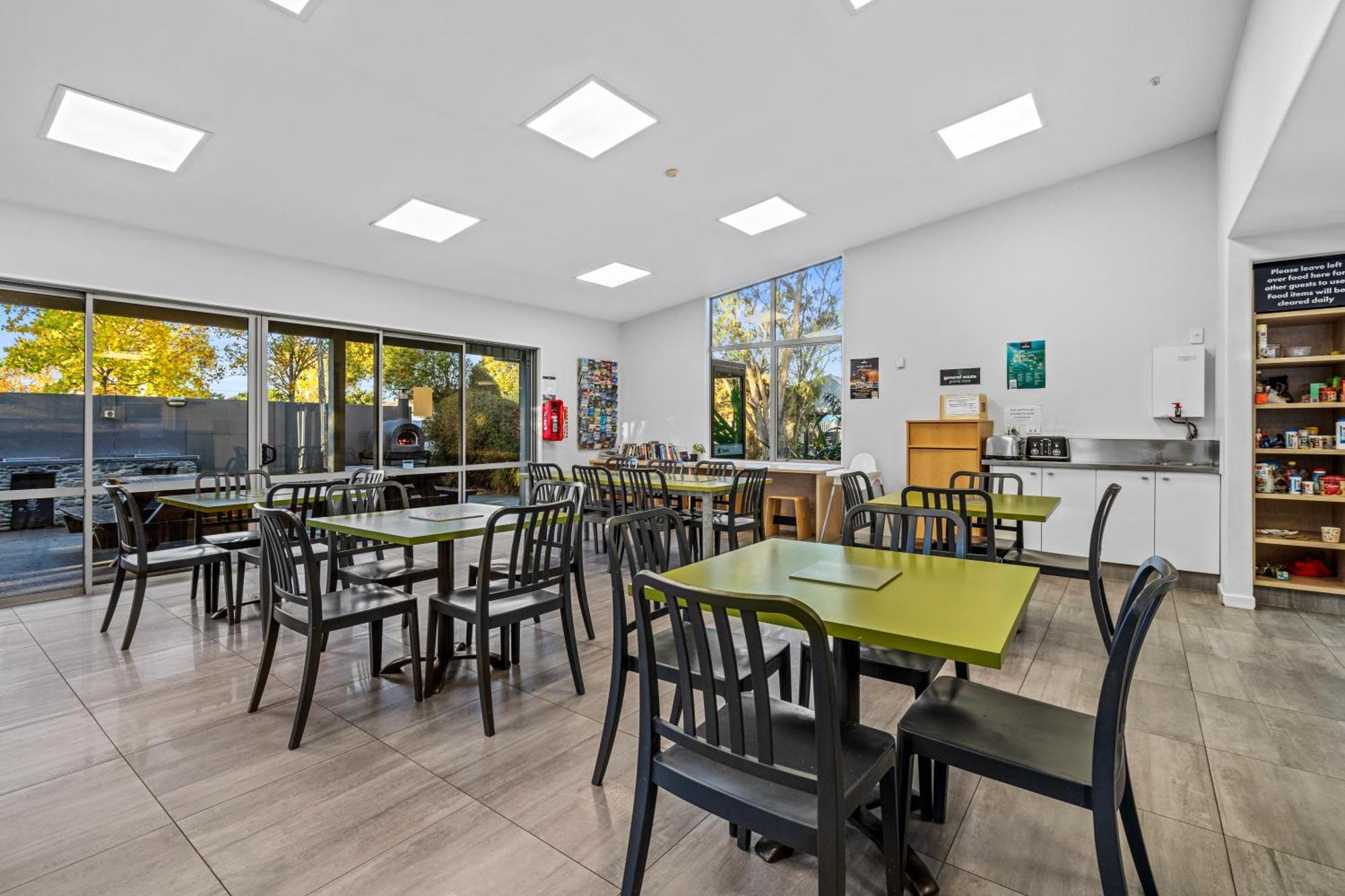 Tasman Holiday Parks - Christchurch Eksteriør bilde The dining room at the hostel