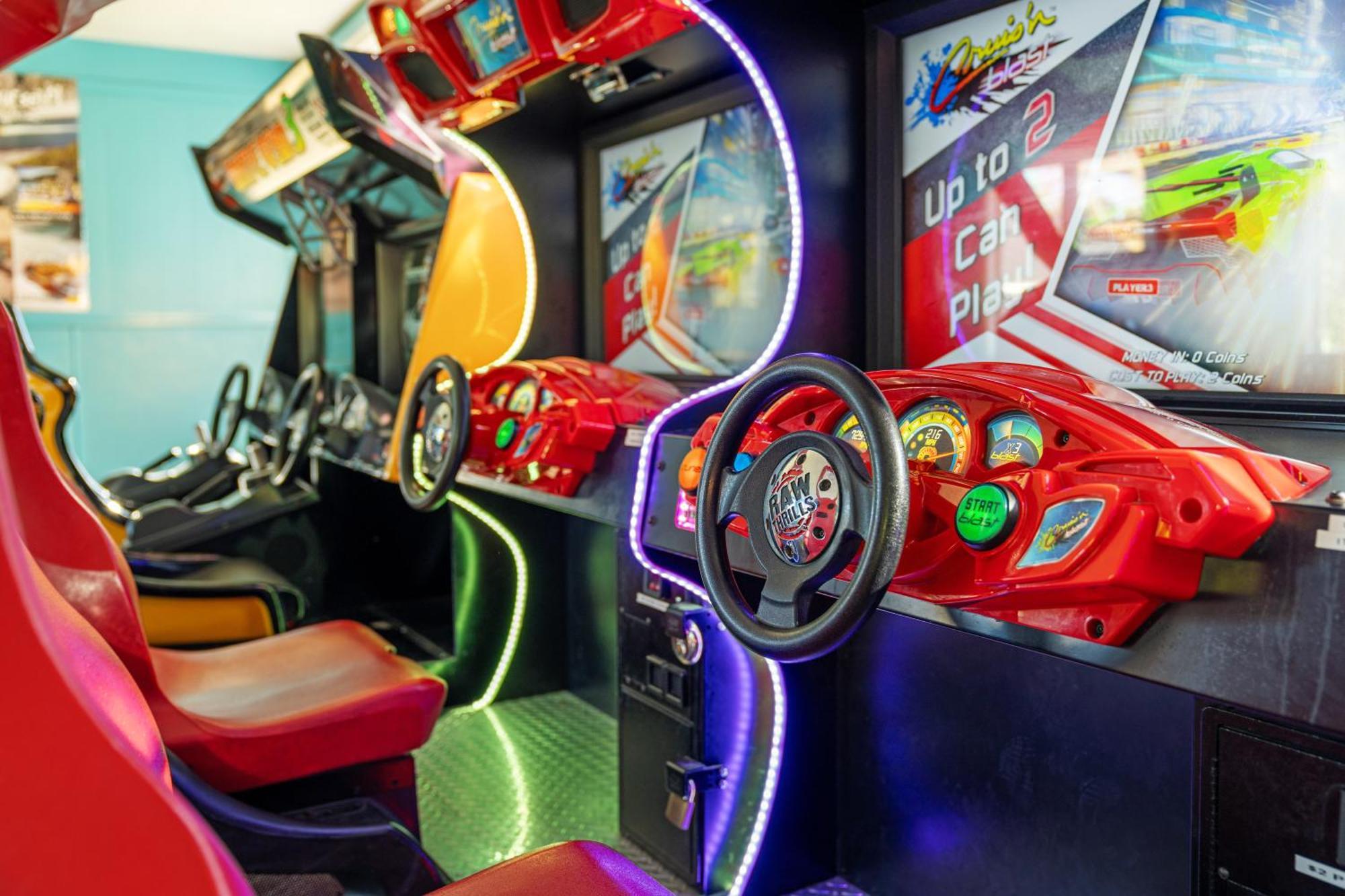 Tasman Holiday Parks - Christchurch Eksteriør bilde A racing arcade game