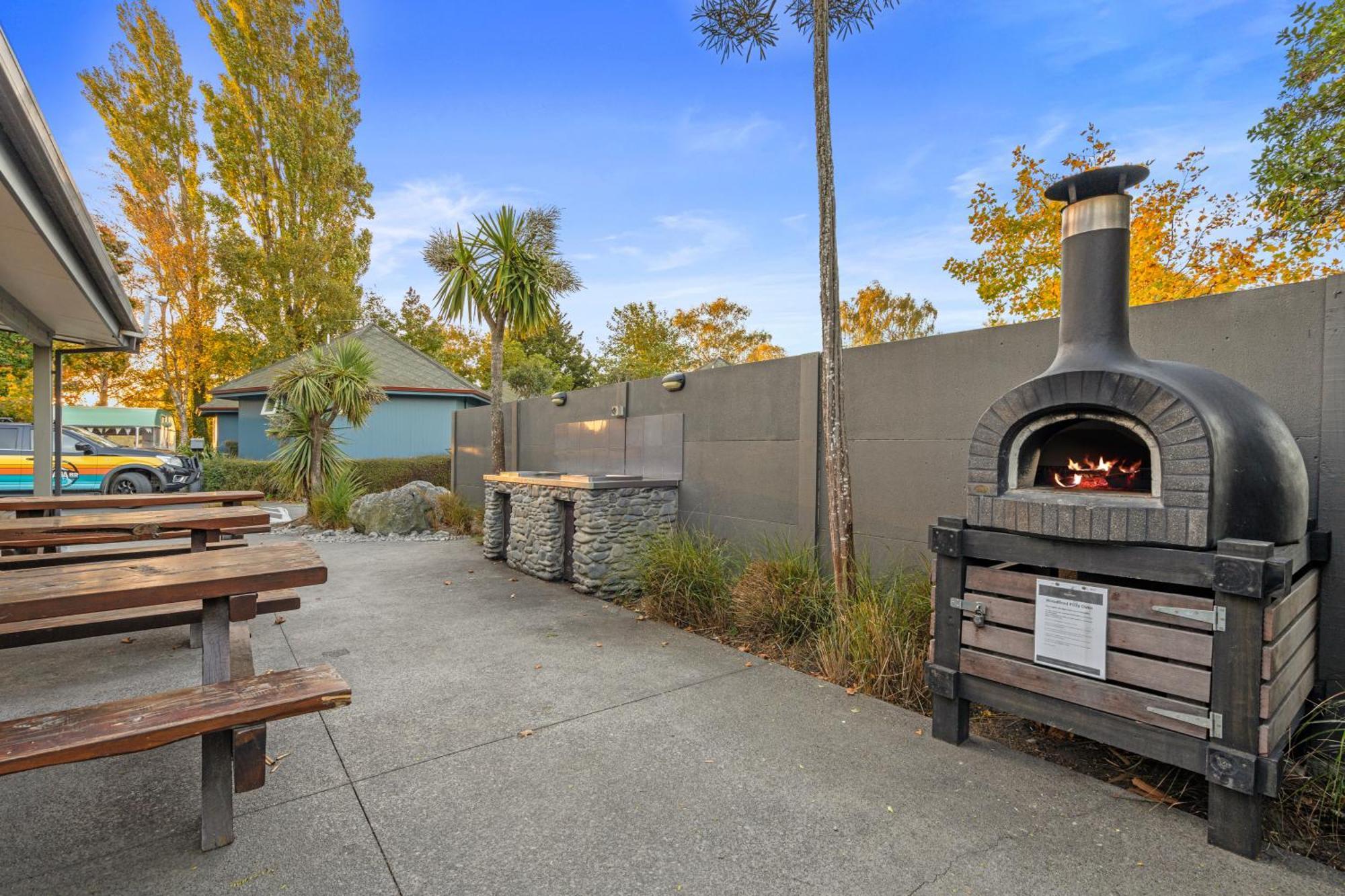 Tasman Holiday Parks - Christchurch Eksteriør bilde The outdoor pizza oven at the Village