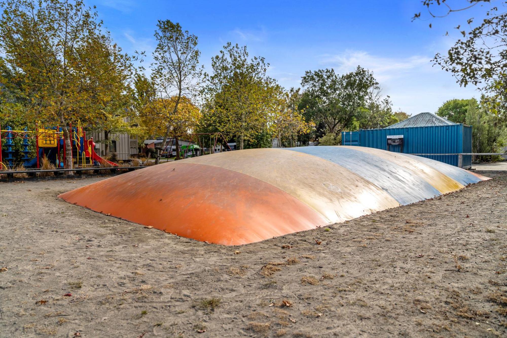 Tasman Holiday Parks - Christchurch Eksteriør bilde The jumping pillow at the park