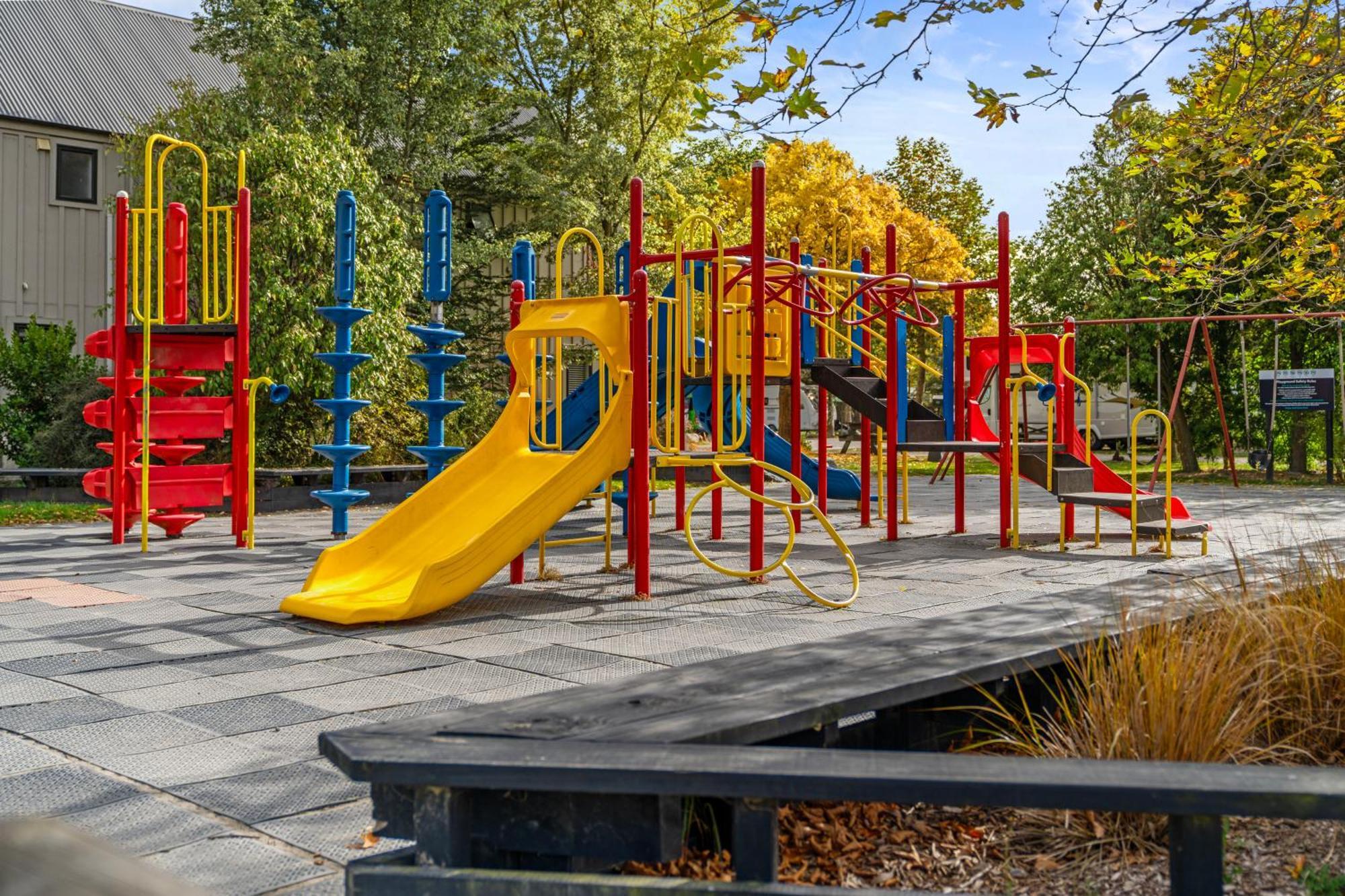 Tasman Holiday Parks - Christchurch Eksteriør bilde Playground at the school