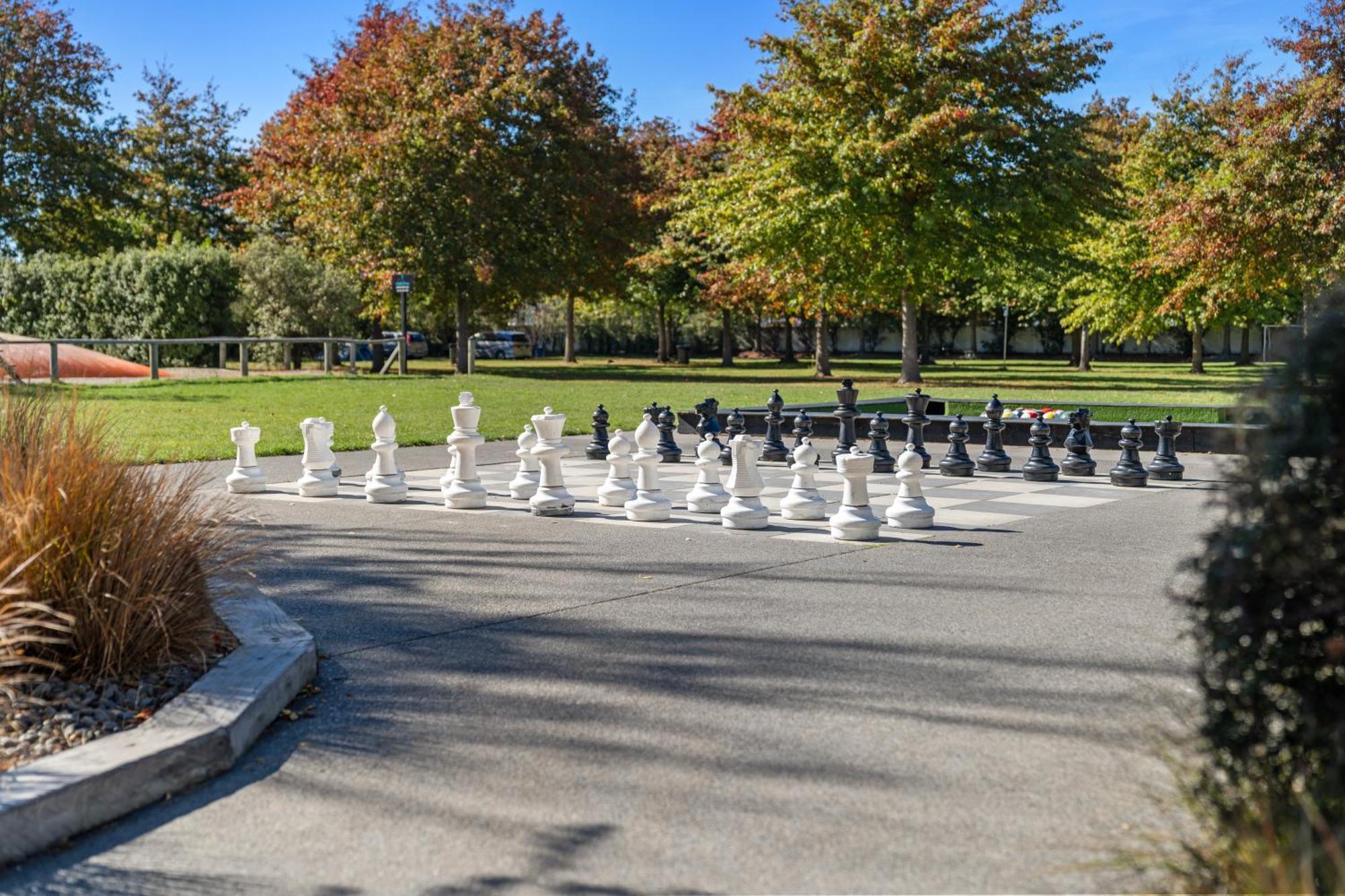 Tasman Holiday Parks - Christchurch Eksteriør bilde The giant chess set at the park