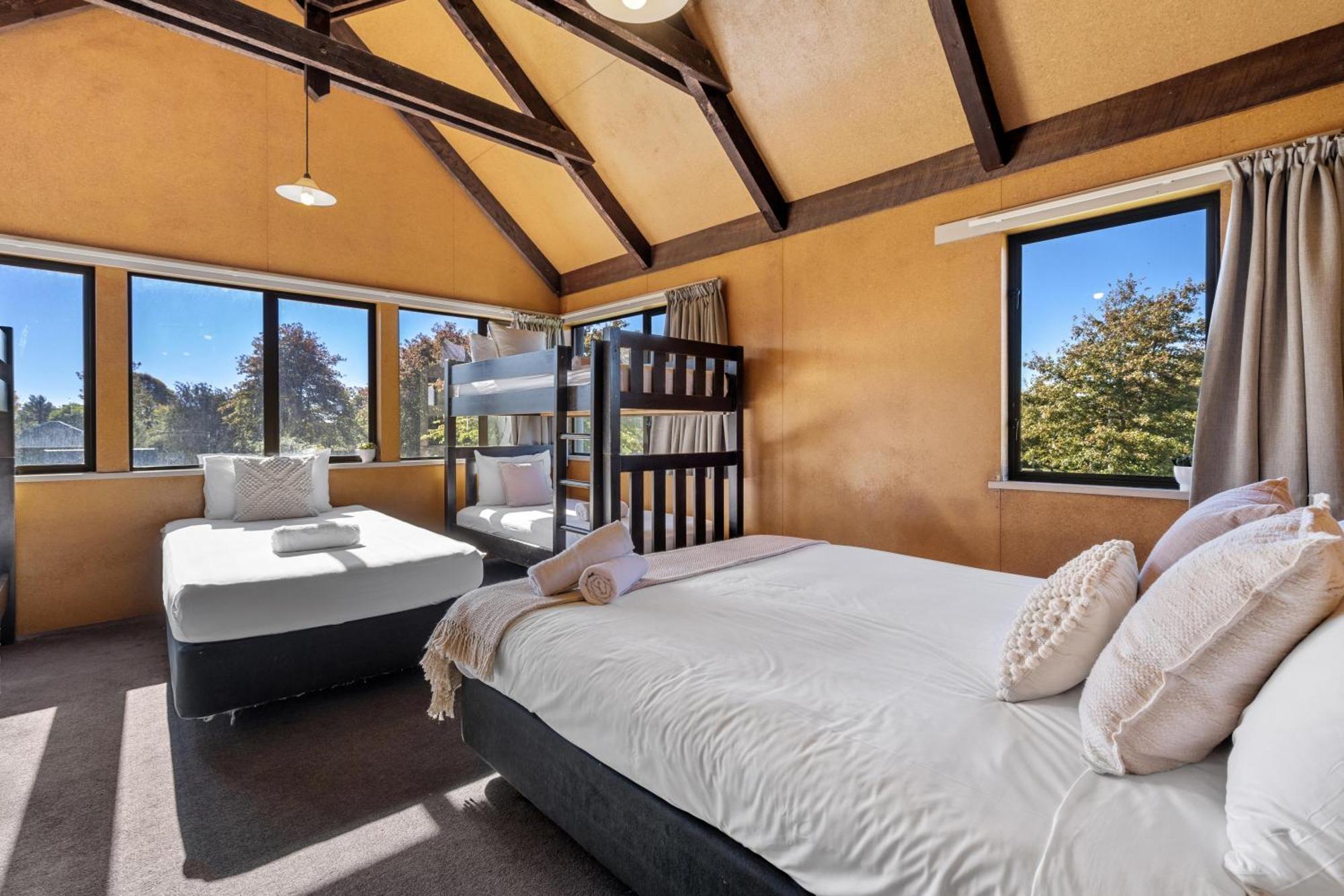 Tasman Holiday Parks - Christchurch Eksteriør bilde The interior of a bedroom at the lodge