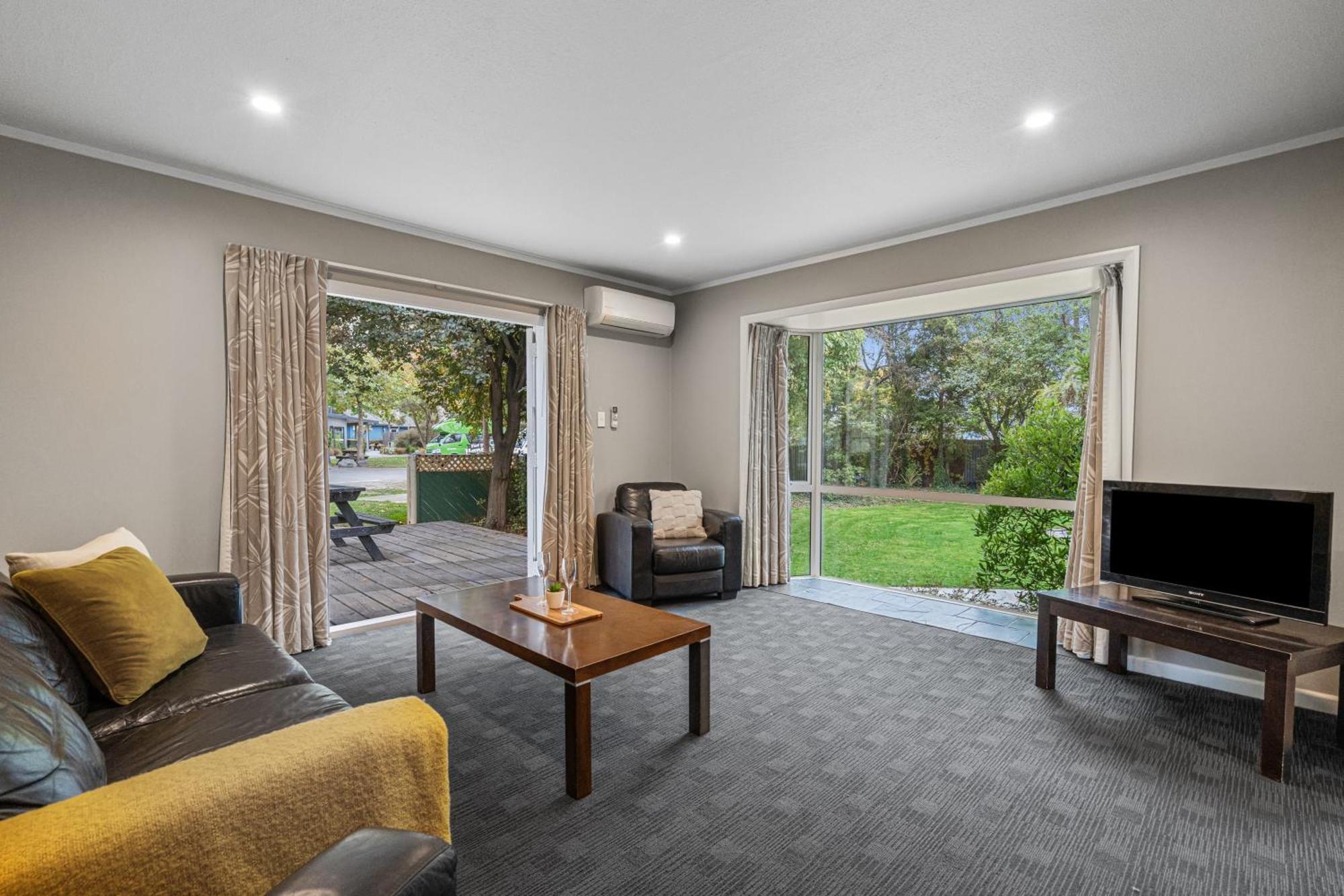 Tasman Holiday Parks - Christchurch Eksteriør bilde Living room with sliding doors