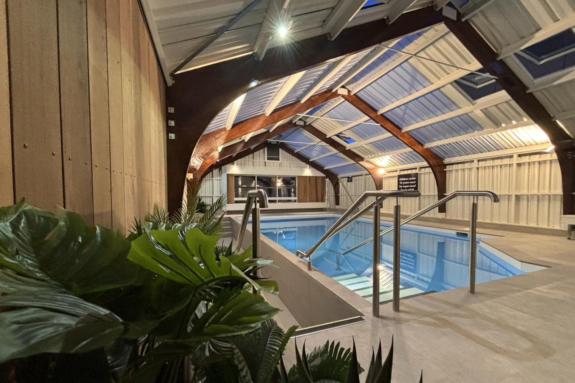 Tasman Holiday Parks - Christchurch Eksteriør bilde The swimming pool at the new school